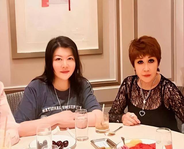 父亲是向华强<strong></p>
<p>币为</strong>，母亲是丁佩，她低调的似隐形人，现46岁依然未婚