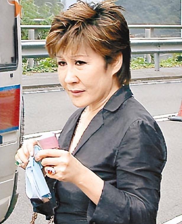 父亲是向华强<strong></p>
<p>币为</strong>，母亲是丁佩，她低调的似隐形人，现46岁依然未婚