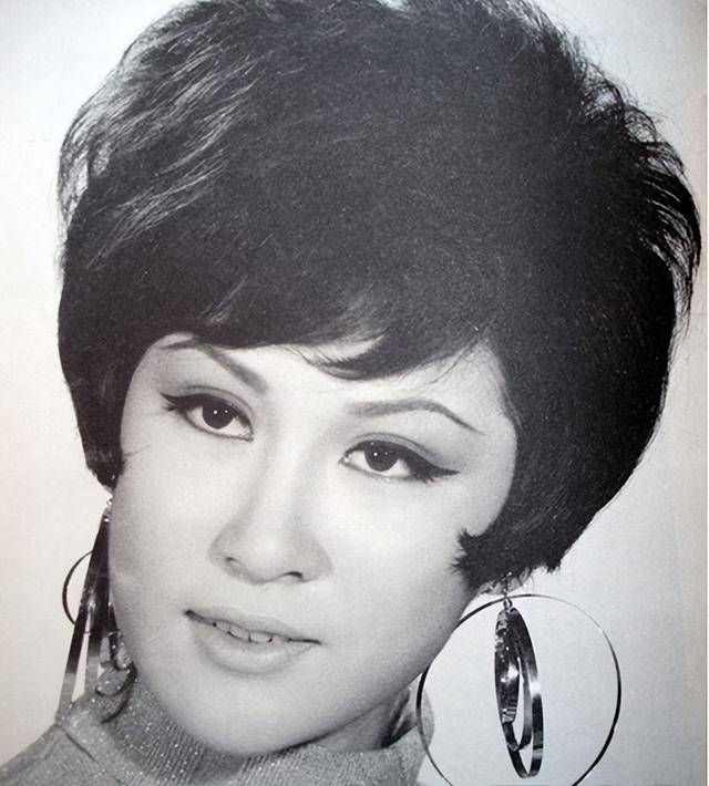 父亲是向华强<strong></p>
<p>币为</strong>，母亲是丁佩，她低调的似隐形人，现46岁依然未婚