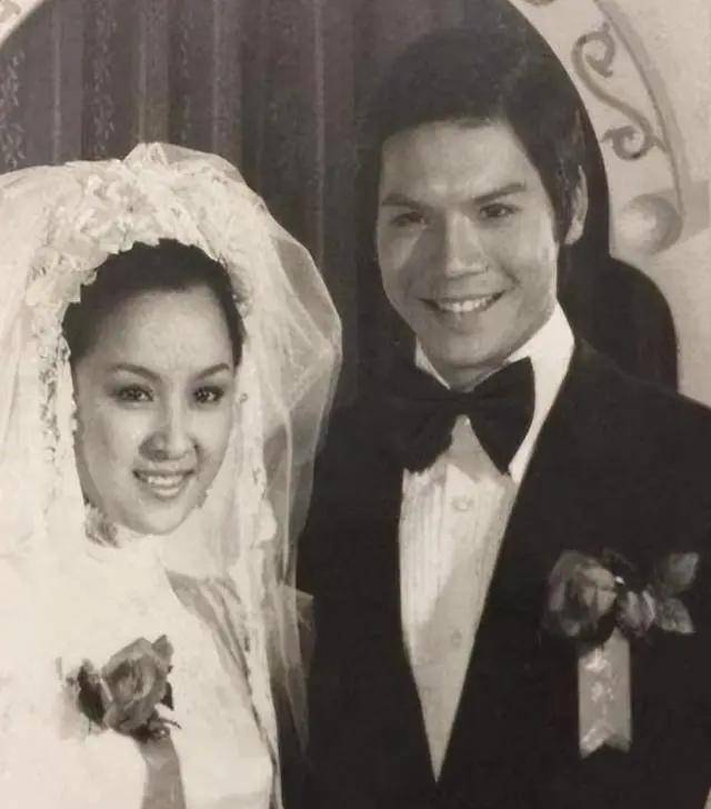 父亲是向华强<strong></p>
<p>币为</strong>，母亲是丁佩，她低调的似隐形人，现46岁依然未婚