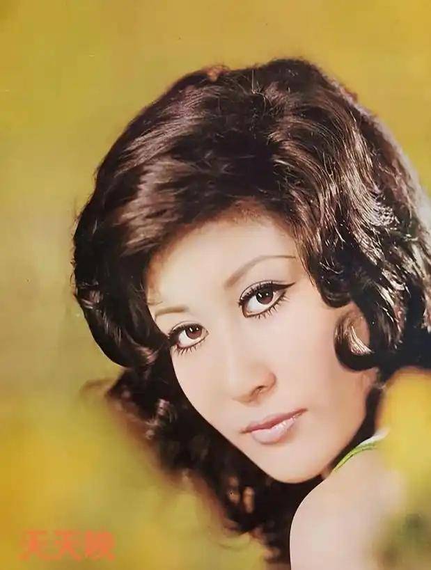 父亲是向华强<strong></p>
<p>币为</strong>，母亲是丁佩，她低调的似隐形人，现46岁依然未婚