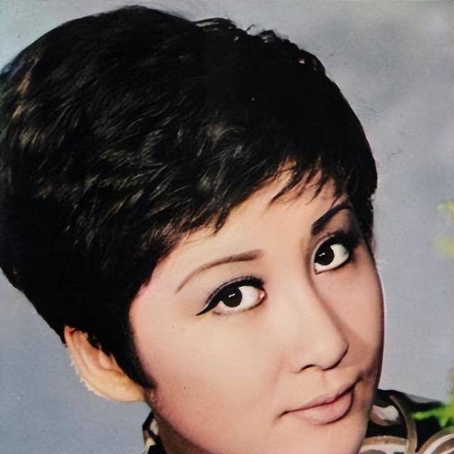 父亲是向华强<strong></p>
<p>币为</strong>，母亲是丁佩，她低调的似隐形人，现46岁依然未婚
