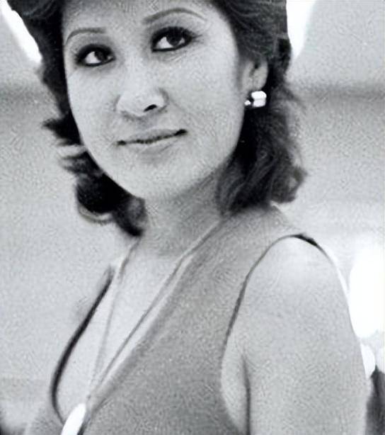 父亲是向华强<strong></p>
<p>币为</strong>，母亲是丁佩，她低调的似隐形人，现46岁依然未婚
