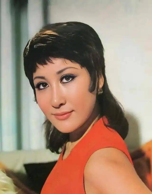 父亲是向华强<strong></p>
<p>币为</strong>，母亲是丁佩，她低调的似隐形人，现46岁依然未婚
