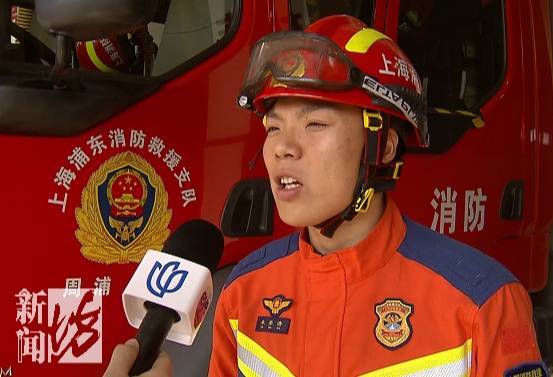 “水已经到胸口了！”事发上海深夜<strong></p>
<p>BBC</strong>，一小轿车冲进河道！紧急救援→