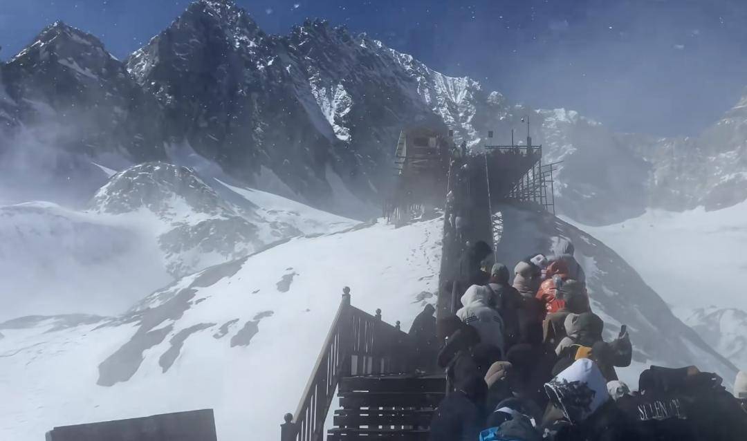 有游客被困玉龙雪山山顶<strong></p>
<p>BBC</strong>？景区回应：现在是雪山风季 已实行限流