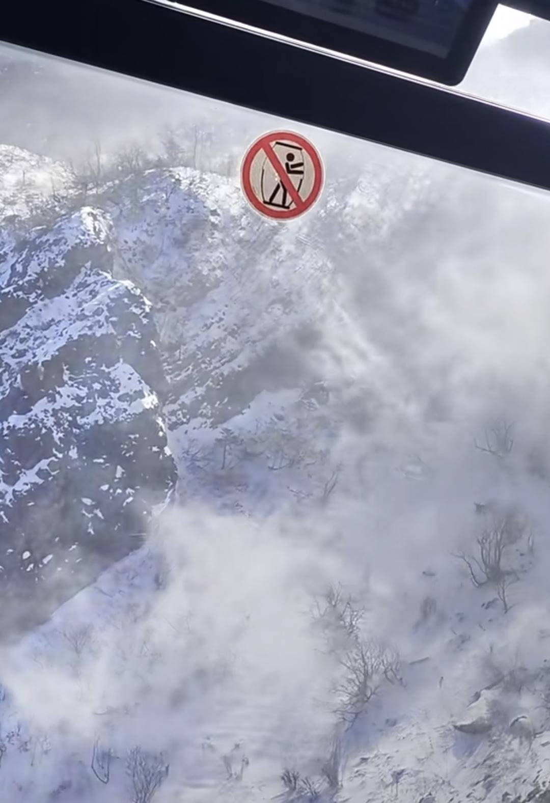 有游客被困玉龙雪山山顶<strong></p>
<p>BBC</strong>？景区回应：现在是雪山风季 已实行限流