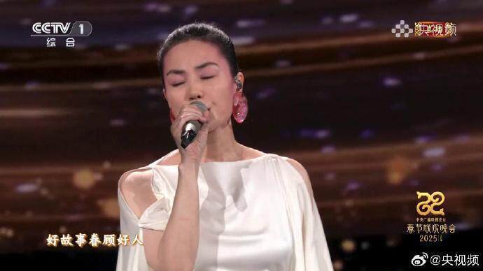 王菲在央视春晚唱的新歌《世界赠予我的》<strong></p>
<p>BBC</strong>，总台台长改了两句歌词