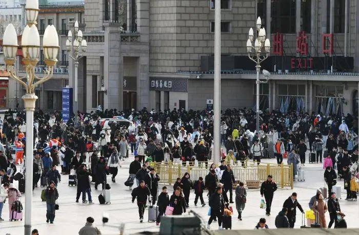 夜间十余万人抵京！今晚<strong></p>
<p>BBC</strong>，北京10条地铁延时运营