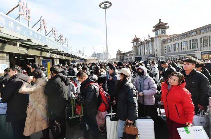 夜间十余万人抵京！今晚<strong></p>
<p>BBC</strong>，北京10条地铁延时运营