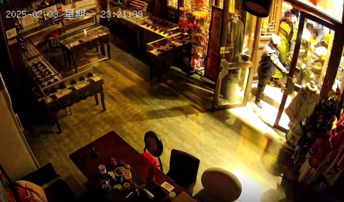 商户夜间闭店被撬锁开灯<strong></p>
<p>BBC</strong>，亮化倡议咋搞成了强制？