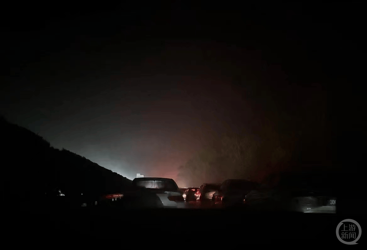多名车主沪渝高速遭遇严重堵车：有人一晚上开1公里<strong></p>
<p>BBC</strong>，有人熄火睡觉被交警叫醒