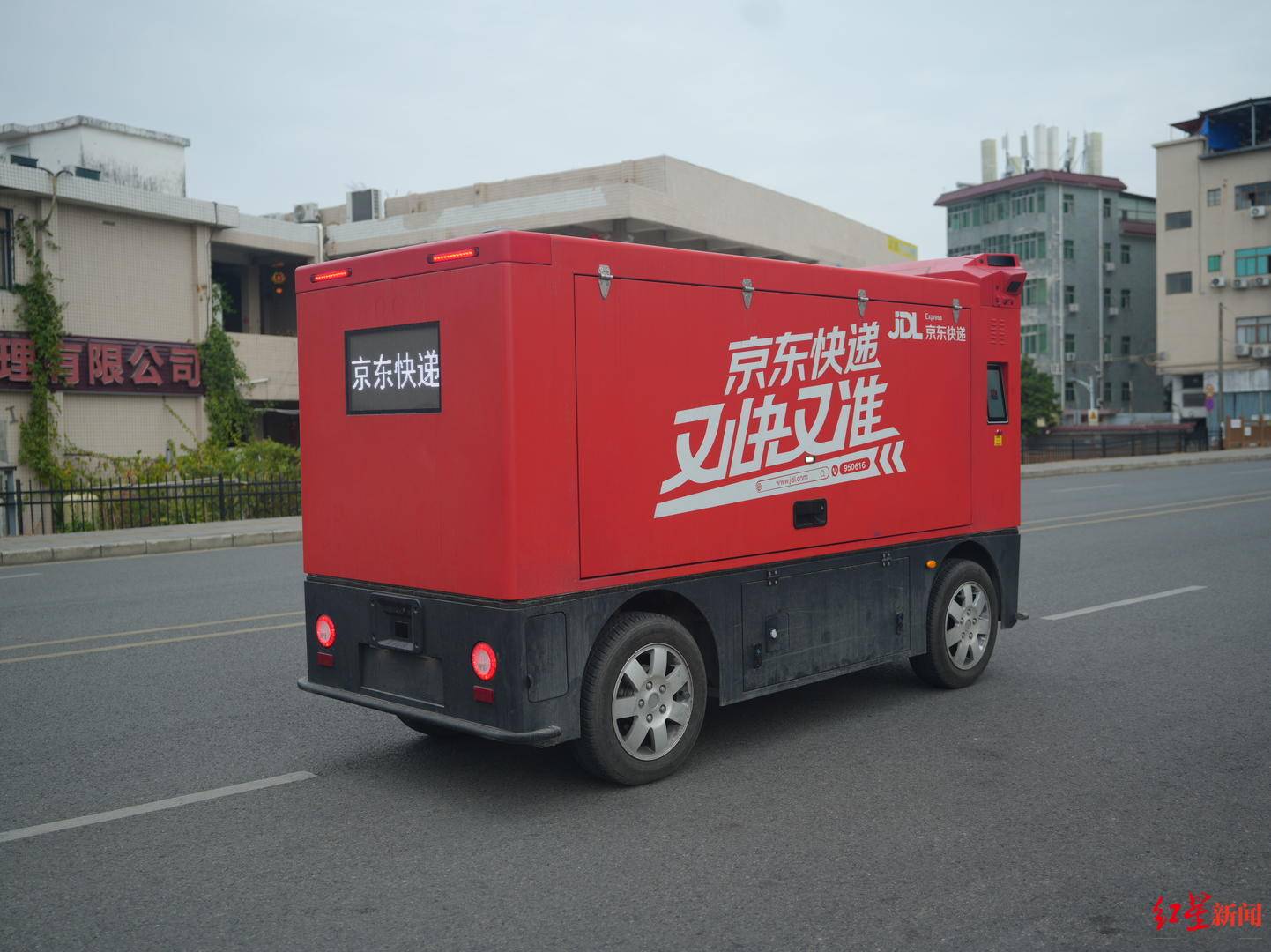 成都无人配送车越来越多：快递员不怕“抢饭碗”<strong></p>
<p>dForce</strong>，路权成普及关键
