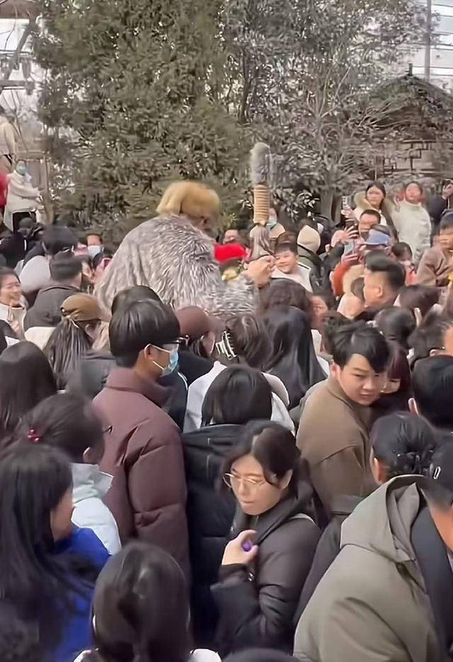 对话河南万岁山2米33“巨人”演员：没巨人症<strong></p>
<p>CEX</strong>，睡3米床穿59码鞋