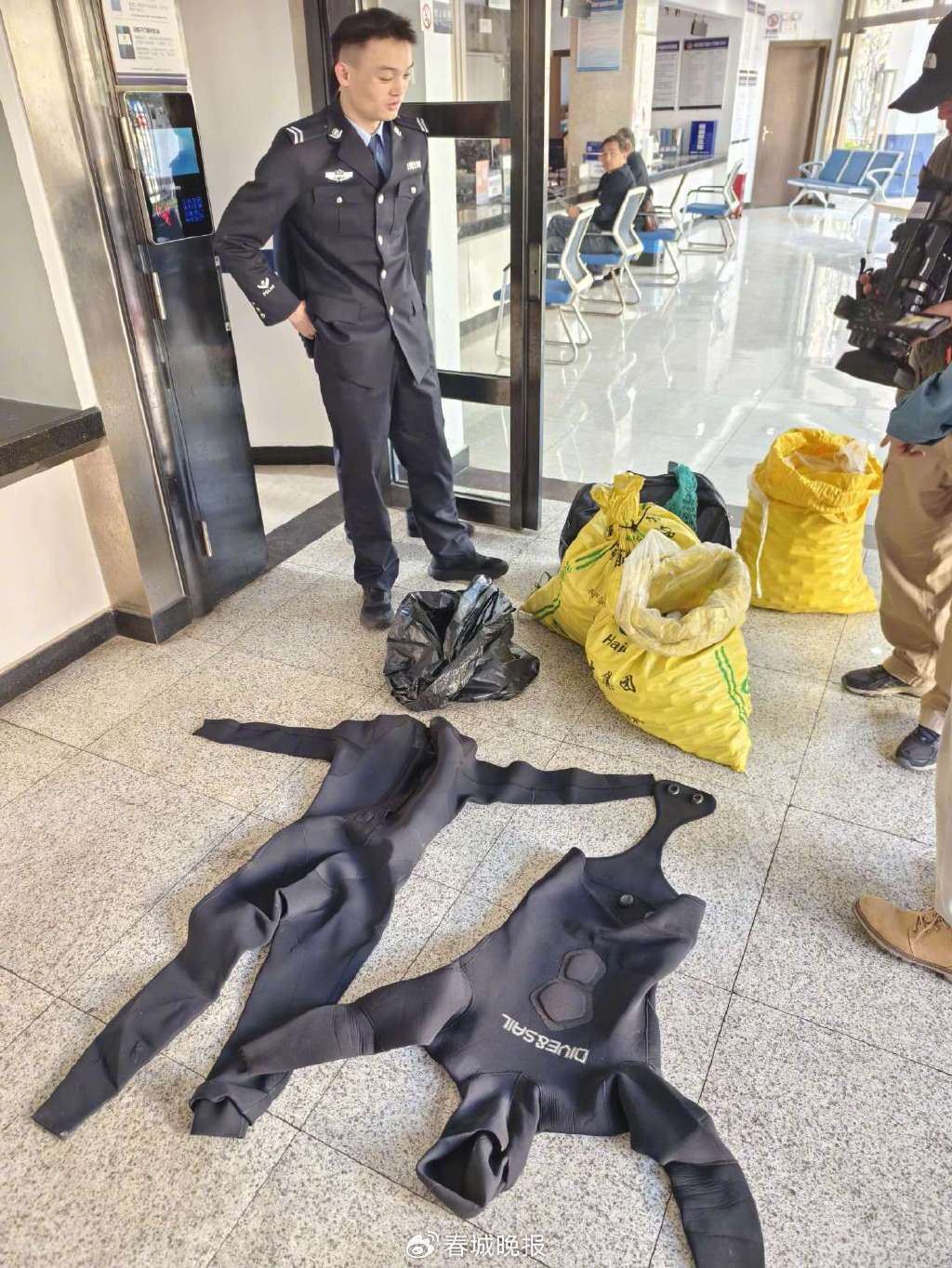 3人穿潜水服偷捞高尔夫球<strong></p>
<p>Hydax</strong>，警方用时4小时人赃并获