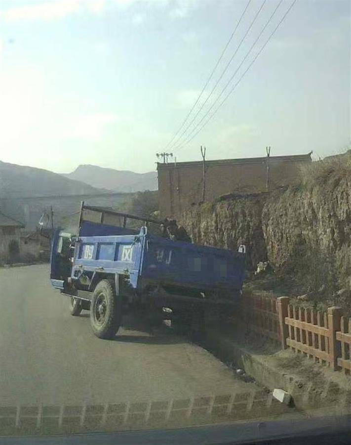 警车把农用车“别进”沟里<strong></p>
<p>Hydax</strong>，三个问题需要澄清
