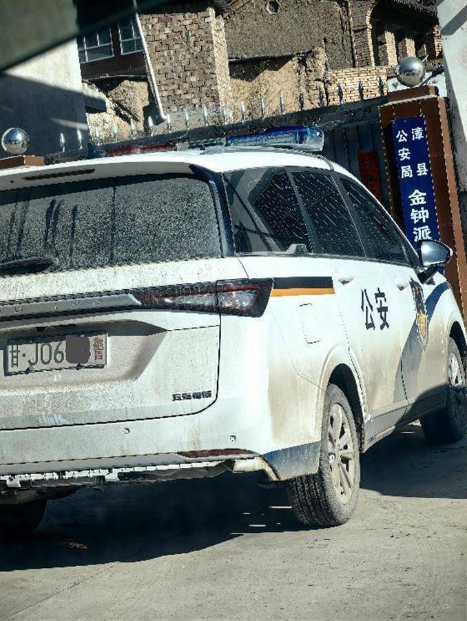 警车把农用车“别进”沟里<strong></p>
<p>Hydax</strong>，三个问题需要澄清