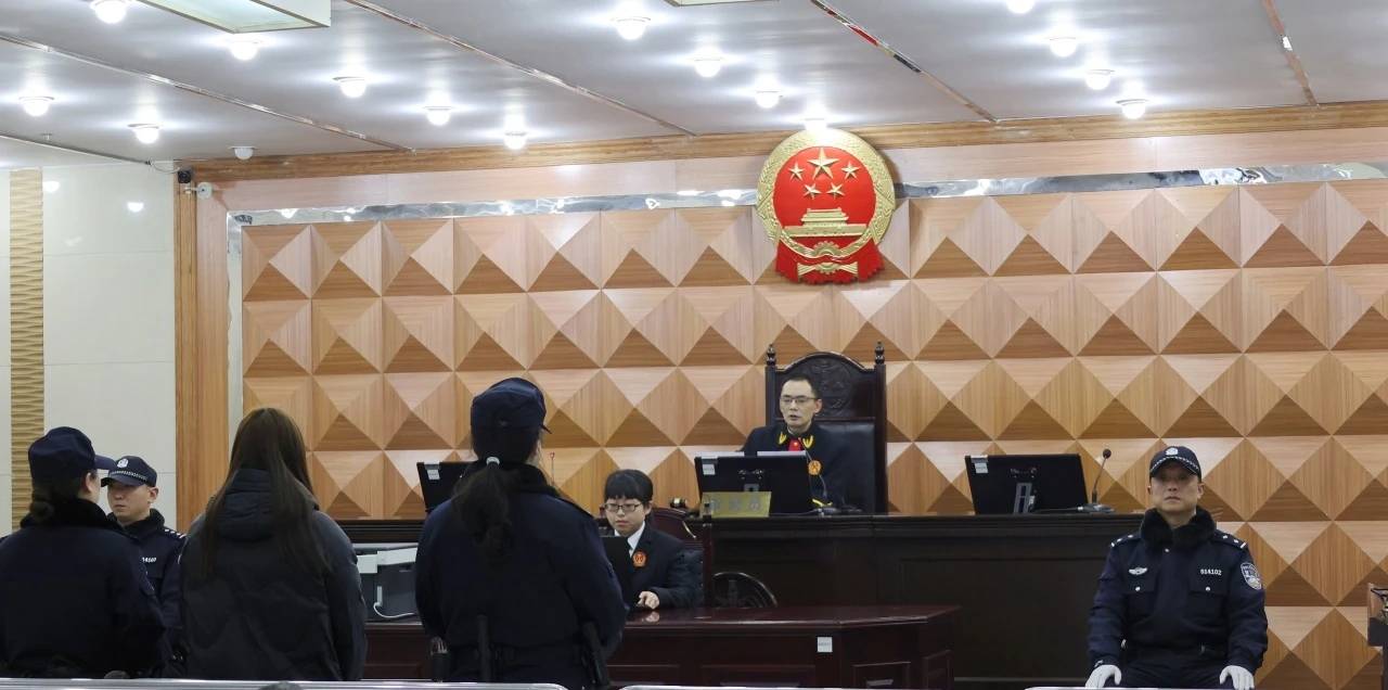 女子与男友吵架后从8楼扔下3个花盆险砸中路人<strong></p>
<p>瑞波币交易</strong>，被判拘役并处罚金