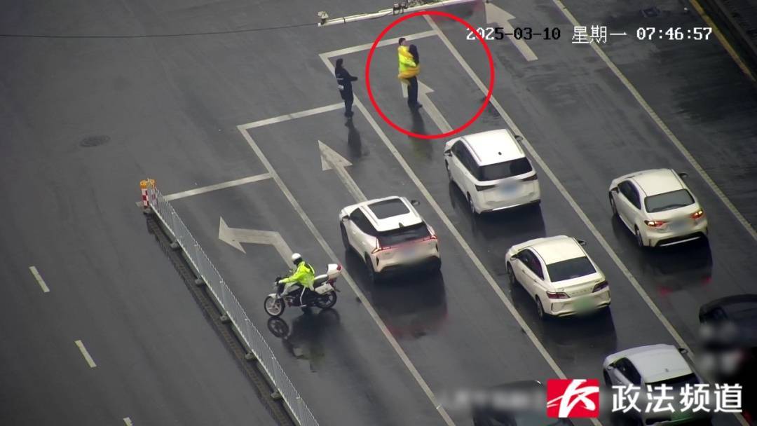 女子在车流中穿行<strong></p>
<p>波卡币交易</strong>，看见交警后竟直接跳到他身上