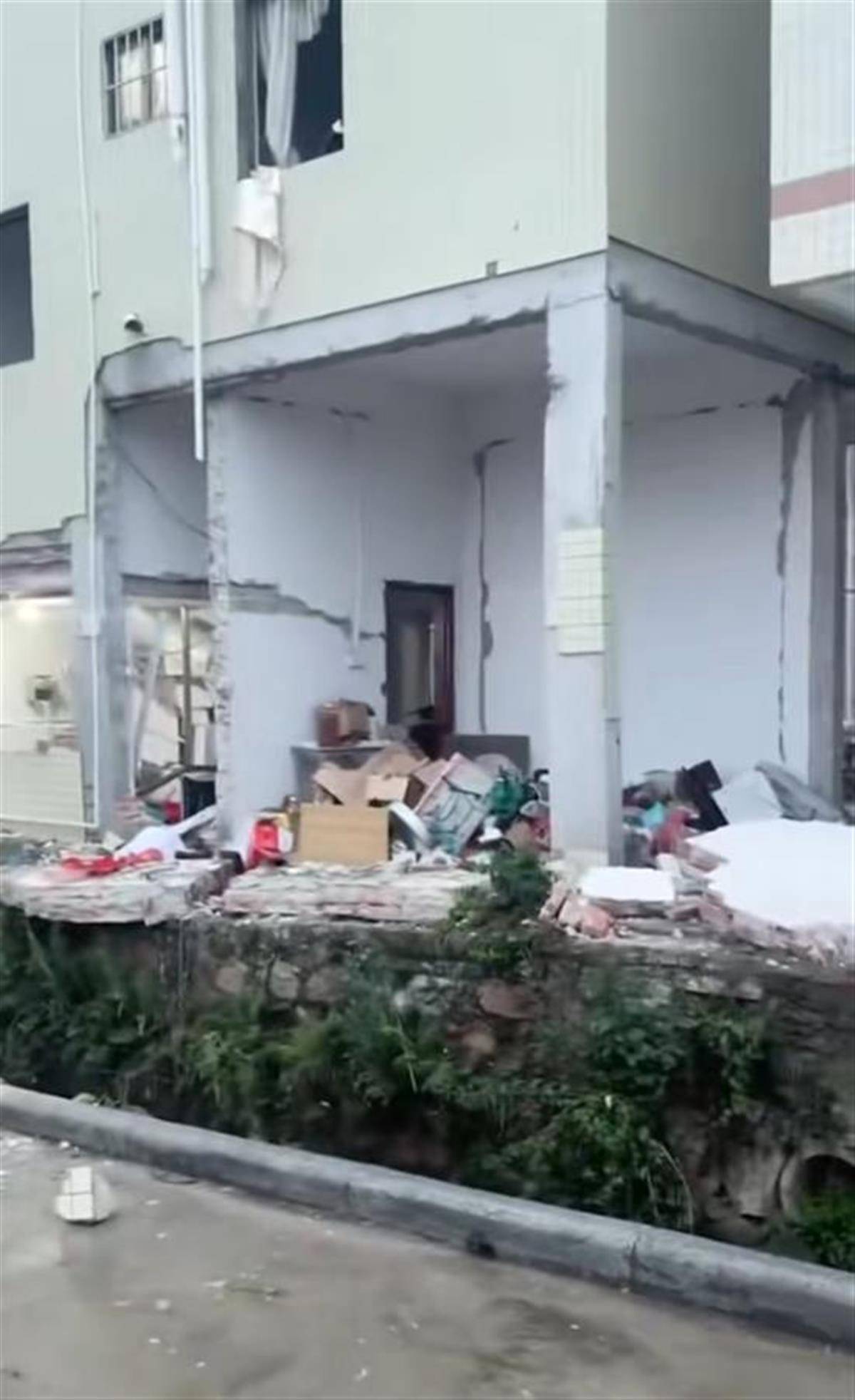 广东珠海一民房发生爆炸<strong></p>
<p>BNB交易</strong>，墙体砖块散落一地，官方：暂无人员伤亡报告