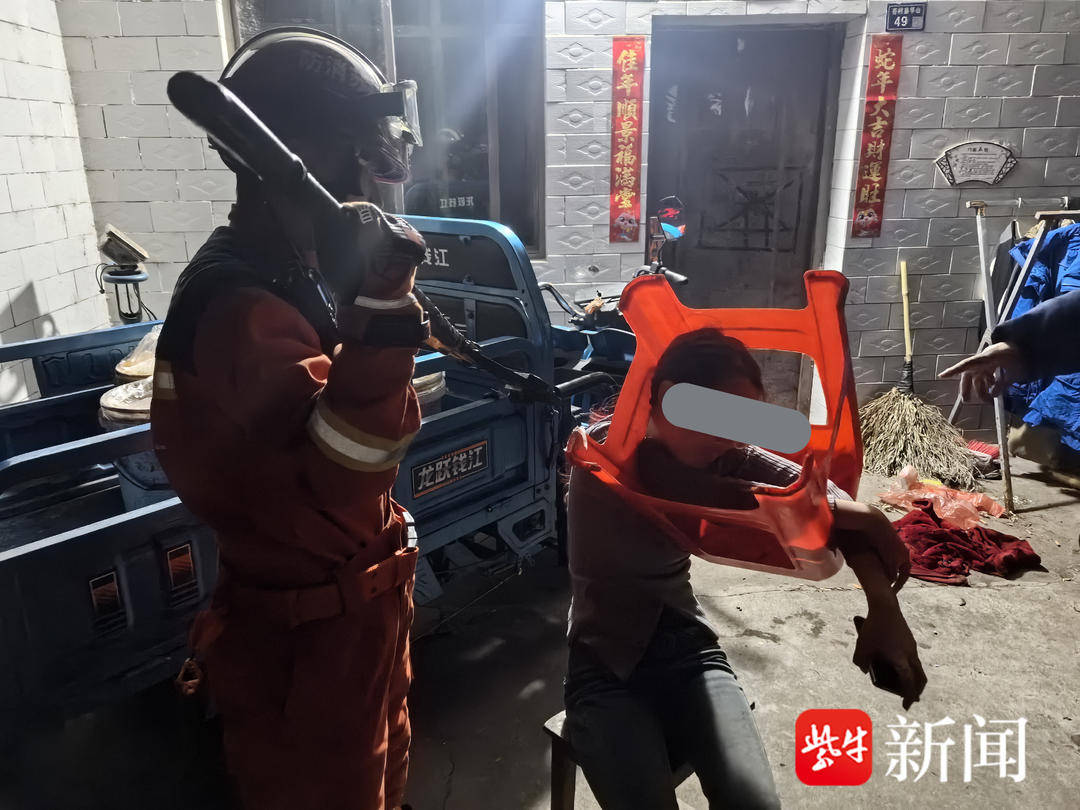 “我不信<strong></p>
<p>ADA交易</strong>，我卡进去拿不出来！”女生“不信邪”两次被卡，消防呼吁谨慎玩梗