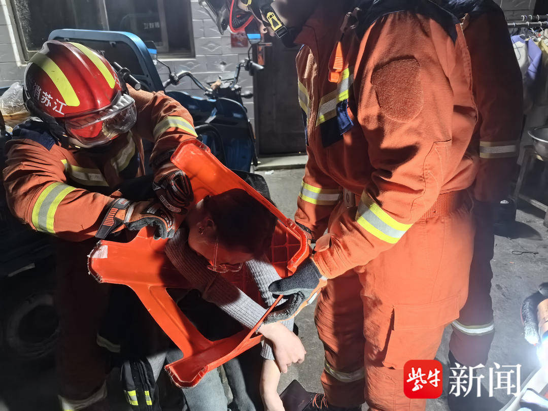 “我不信<strong></p>
<p>ADA交易</strong>，我卡进去拿不出来！”女生“不信邪”两次被卡，消防呼吁谨慎玩梗