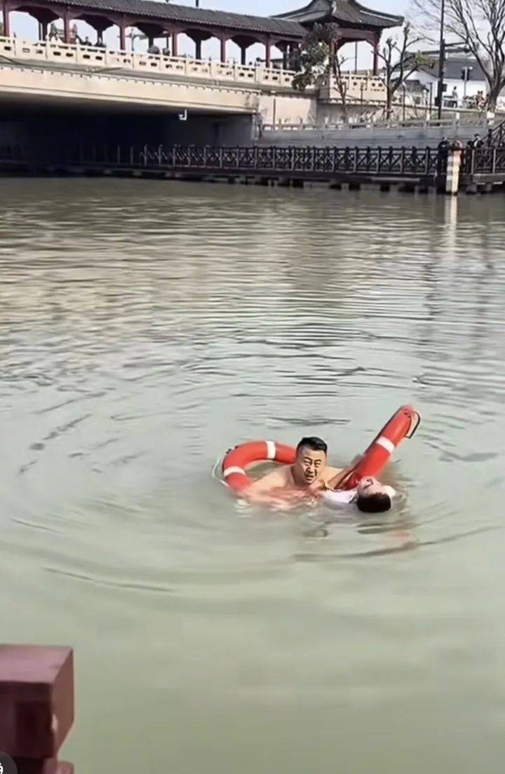 山东大哥到苏州出差<strong></p>
<p>艾达币交易</strong>，刚下火车20分钟跳河救人