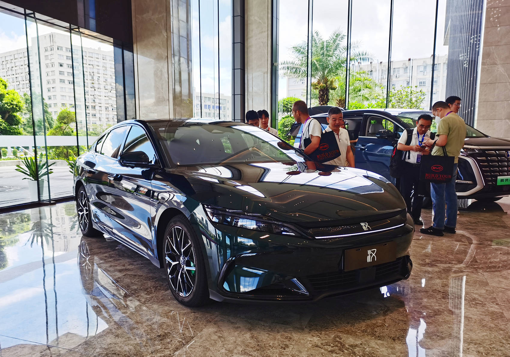 营收7771亿元<strong></p>
<p>BCH交易</strong>，超越特斯拉！刚刚，比亚迪炸裂发布：拟派现超120亿元