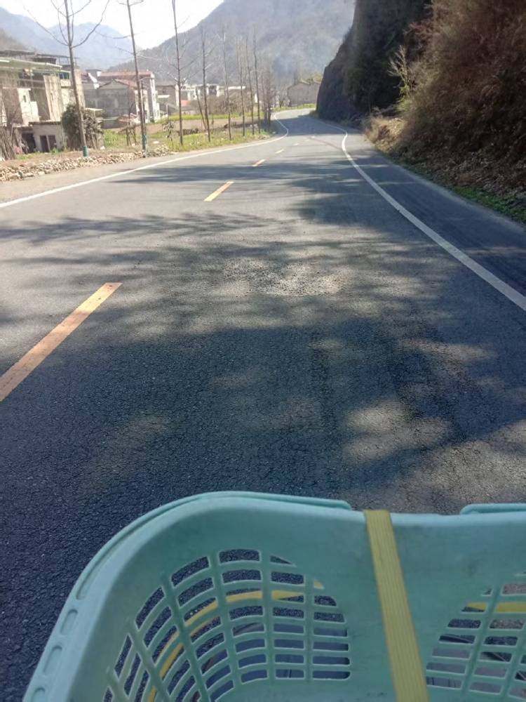 73岁老人骑车带老伴被路面浅坑绊倒<strong></p>
<p>比特现金交易</strong>，事后称“打了一圈投诉电话没人管”
