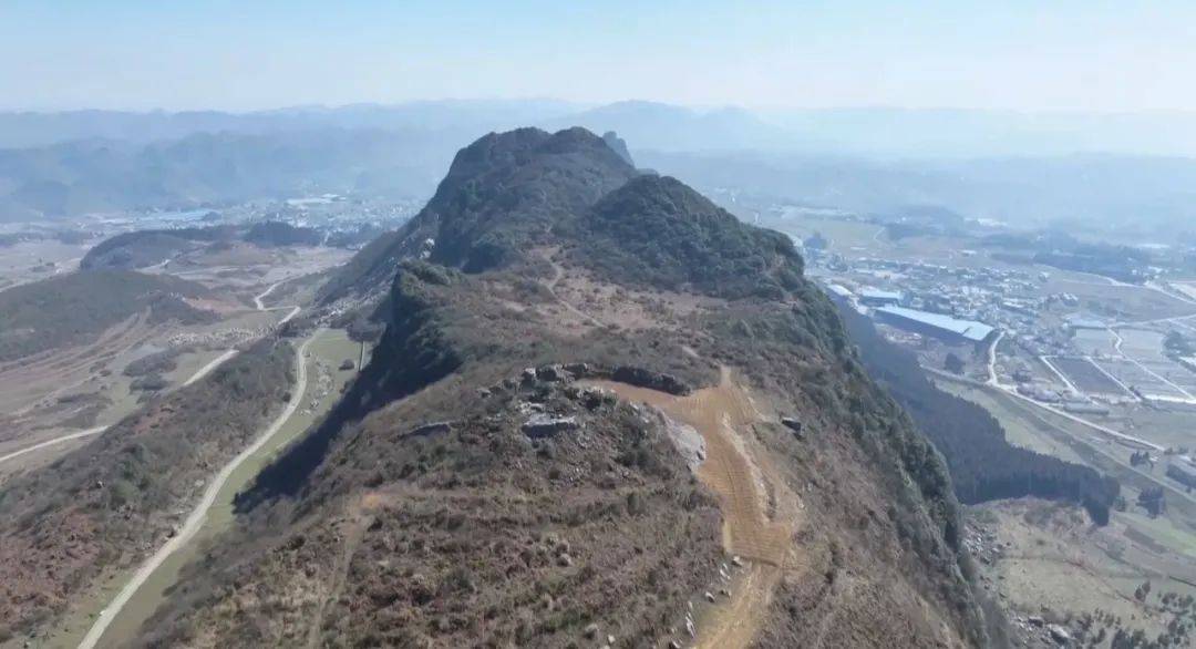 大山惊现6条裂缝<strong></p>
<p>LTC交易</strong>，附近100多户居民害怕垮塌晚上不敢睡觉！和煤矿开采有关！当地回应……