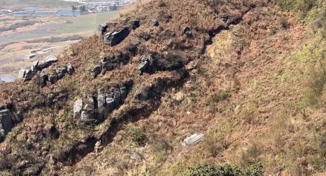 大山惊现6条裂缝<strong></p>
<p>LTC交易</strong>，附近100多户居民害怕垮塌晚上不敢睡觉！和煤矿开采有关！当地回应……