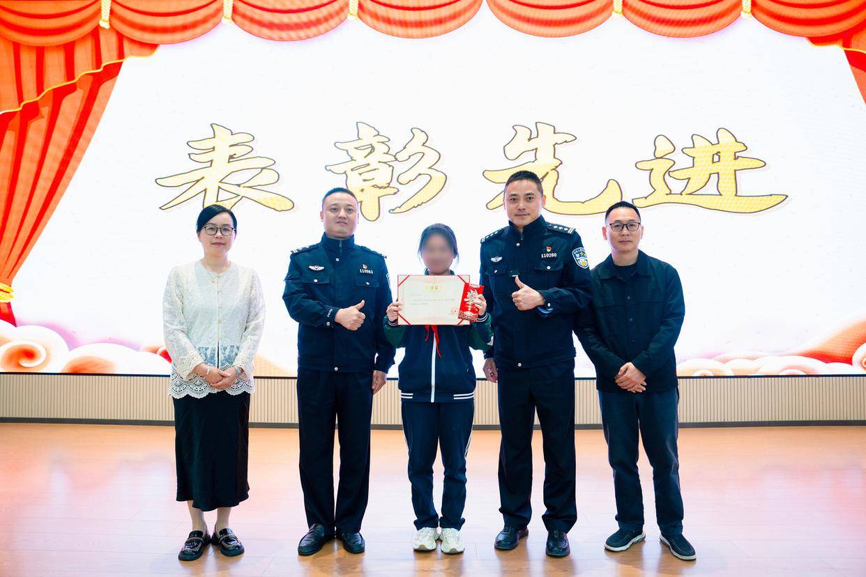 杭州一学生网购讲义夹<strong></p>
<p>区块链挖矿交易</strong>，包裹里竟藏着8万元现金，背后涉及一场诈骗