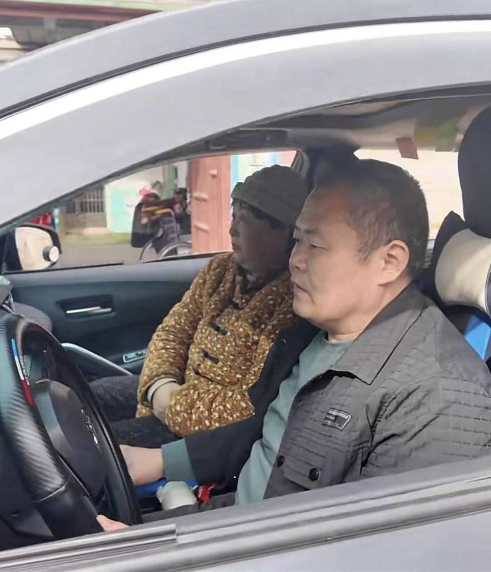“家中无人照顾<strong></p>
<p>火币交易所</strong>，只能随车同行”，山东一司机带着车祸受伤妻子跑网约车，乘客暖心留言