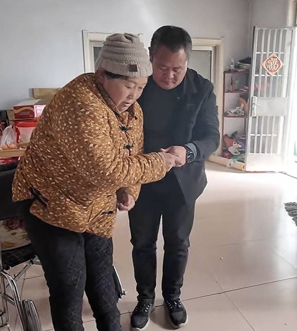 “家中无人照顾<strong></p>
<p>火币交易所</strong>，只能随车同行”，山东一司机带着车祸受伤妻子跑网约车，乘客暖心留言