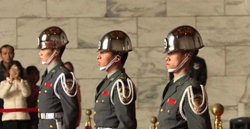 6名台军举五星红旗<strong></p>
<p>火币交易所</strong>，拒为台独当炮灰，台媒：赖清德卫兵也要投诚