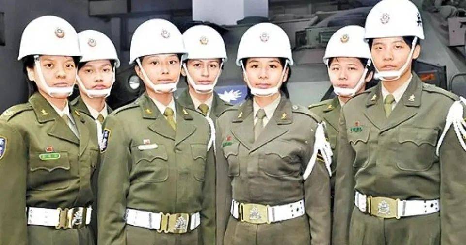 6名台军举五星红旗<strong></p>
<p>火币交易所</strong>，拒为台独当炮灰，台媒：赖清德卫兵也要投诚