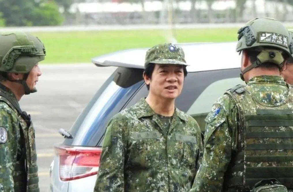 6名台军举五星红旗<strong></p>
<p>火币交易所</strong>，拒为台独当炮灰，台媒：赖清德卫兵也要投诚