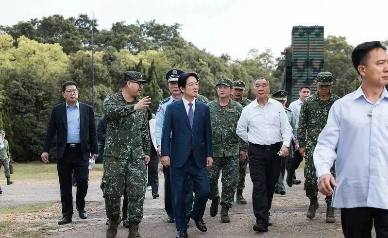 6名台军举五星红旗<strong></p>
<p>火币交易所</strong>，拒为台独当炮灰，台媒：赖清德卫兵也要投诚