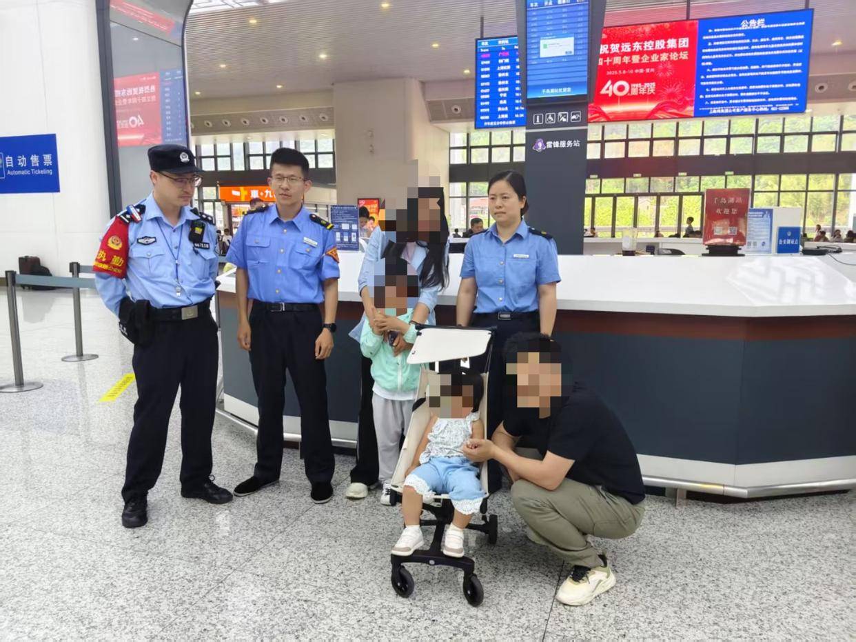 爸妈打瞌睡<strong></p>
<p>抹茶交易所</strong>，5岁哥哥带2岁妹妹独自下高铁：想叫他们的，但是觉得保护妹妹比较重要