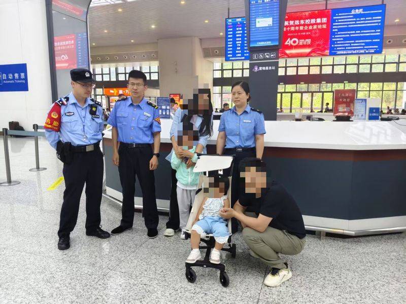父母睡过头5岁哥哥带2岁妹妹独自下高铁<strong></p>
<p>抹茶交易所</strong>，民警陪伴等待家长返回