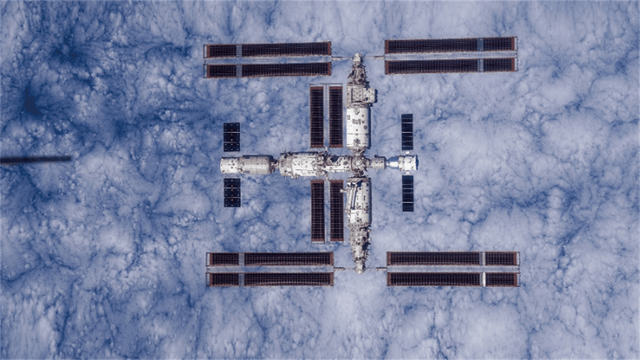 太阳翼才修好没多久<strong></p>
<p>BITOP交易所</strong>，又有“敌”撞过来了？3名航天员紧急加防