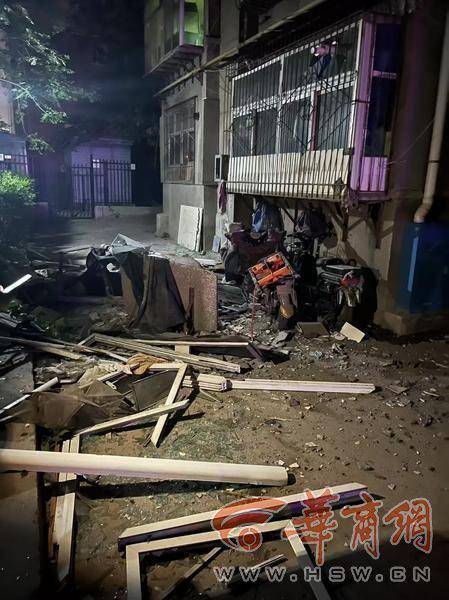大风中西安一40年老楼两户阳台坠落<strong></p>
<p>BTC交易所</strong>，居民担心危房盼安全鉴定