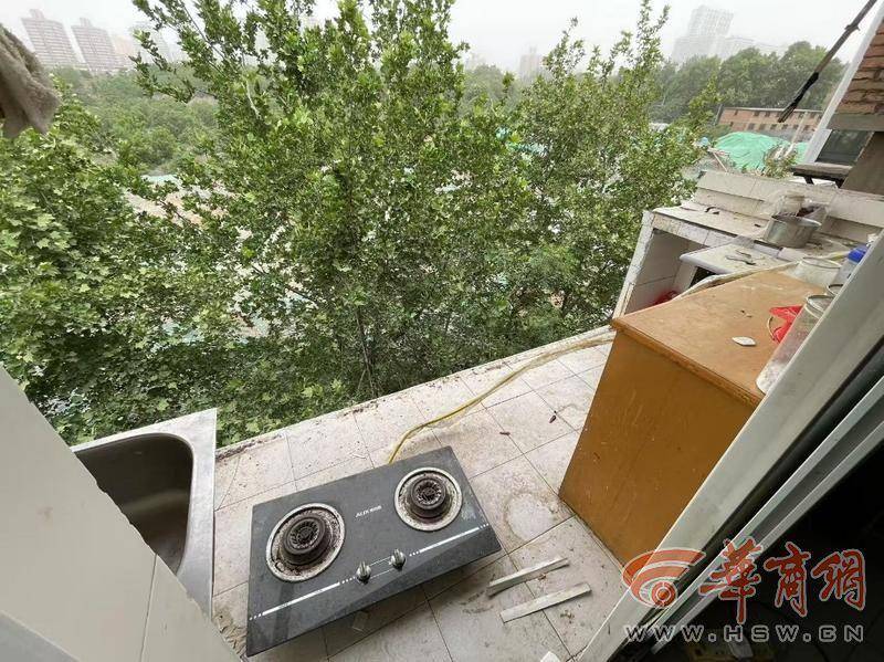 大风中西安一40年老楼两户阳台坠落<strong></p>
<p>BTC交易所</strong>，居民担心危房盼安全鉴定