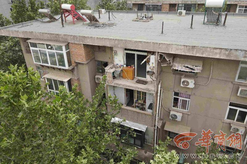 大风中西安一40年老楼两户阳台坠落<strong></p>
<p>BTC交易所</strong>，居民担心危房盼安全鉴定