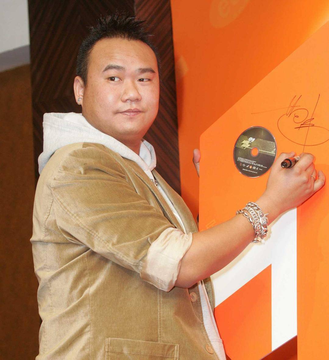 歌手苟伟去世<strong></p>
<p>BTC交易所</strong>，本挂号要去医院检查，之前因呼吸问题准备手术