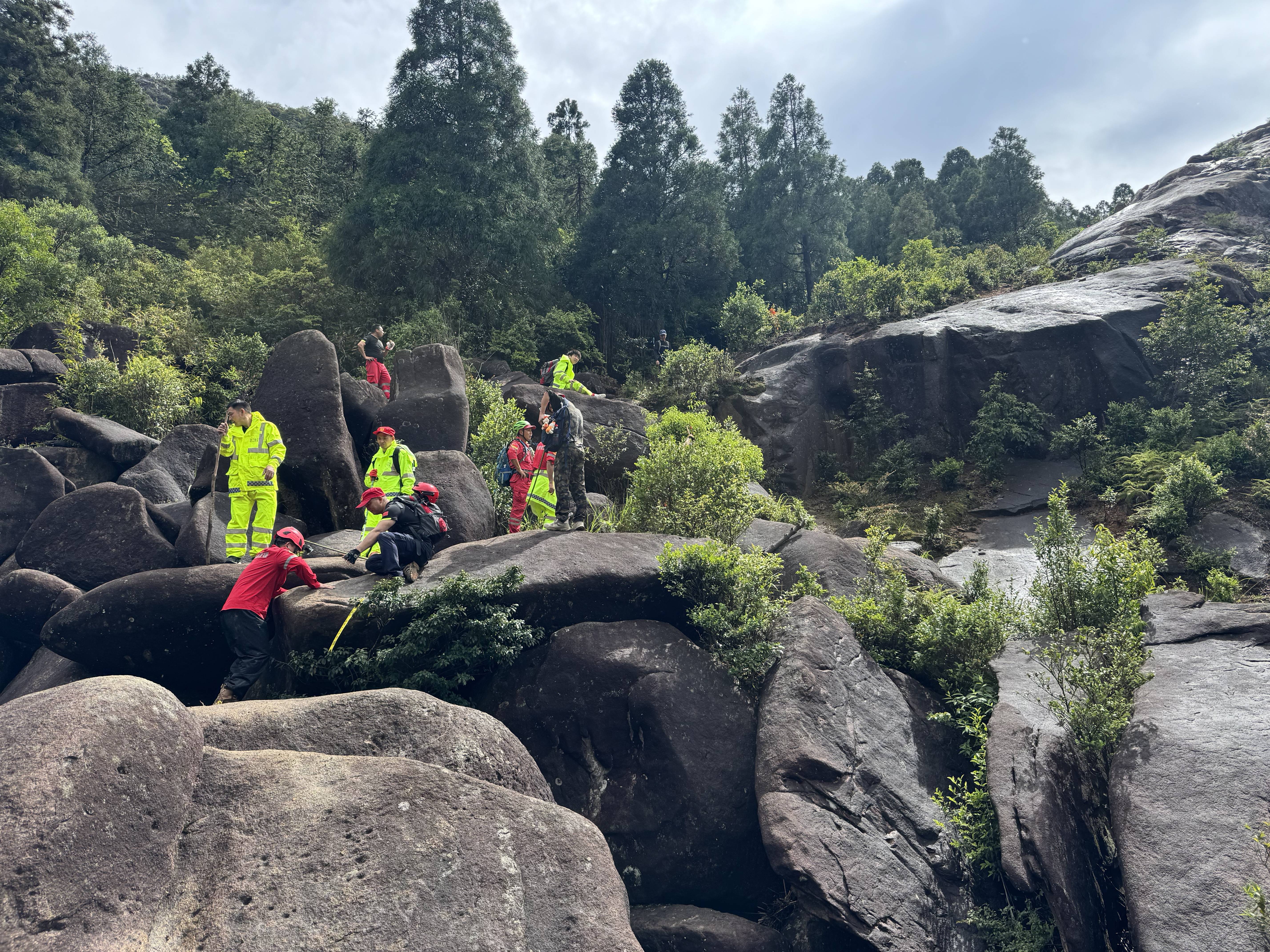 浙江温州独自爬山失联男子遗体被发现<strong></p>
<p>比特币交易所</strong>，正转运下山
