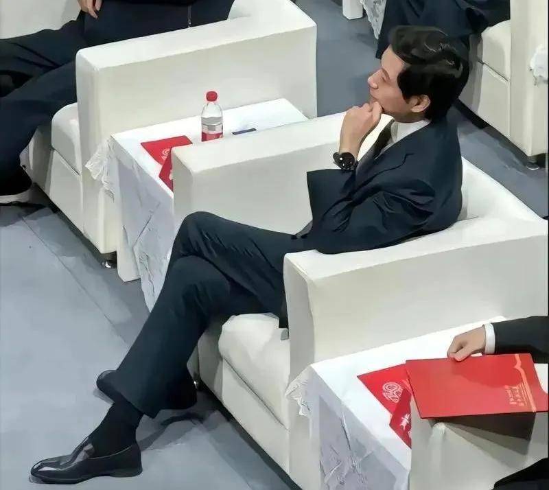雷军<strong></p>
<p>USDT交易所</strong>，是时候主动走下神坛了