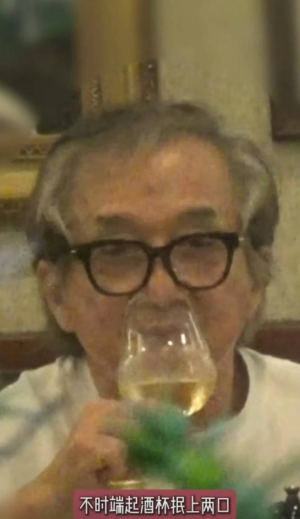 71岁成龙头发花白<strong></p>
<p>泰达币交易所</strong>！谢贤交代后事张纪中出了车祸还得养家…慢慢老去的他们让人泪目