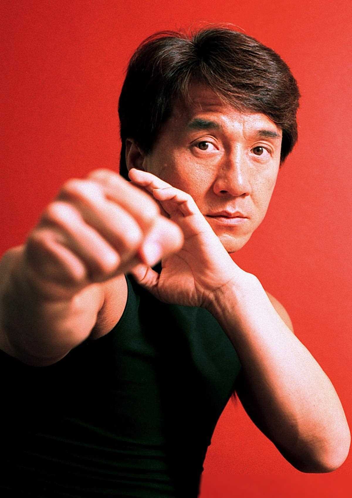 71岁成龙头发花白<strong></p>
<p>泰达币交易所</strong>！谢贤交代后事张纪中出了车祸还得养家…慢慢老去的他们让人泪目