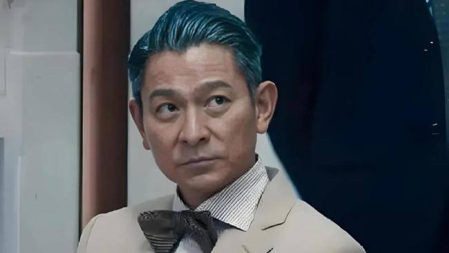 71岁成龙头发花白<strong></p>
<p>泰达币交易所</strong>！谢贤交代后事张纪中出了车祸还得养家…慢慢老去的他们让人泪目